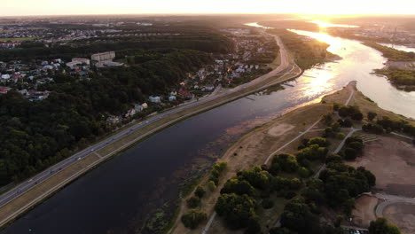 Puesta-De-Sol-Dorada-Sobre-La-Ciudad-De-Los-Suburbios-De-Kaunas,-Vista-Aérea-De-Drones