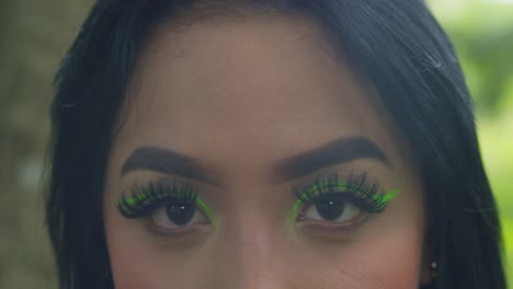 Increíble-Primer-Plano-De-Los-Ojos-De-Una-Mujer-Con-Maquillaje-Resaltado-En-Verde