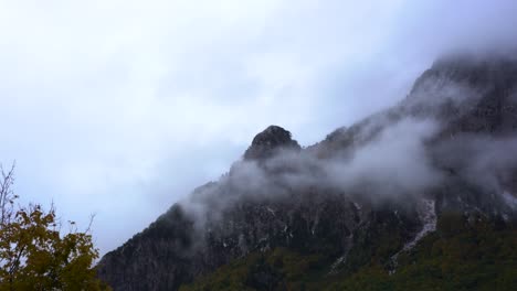 Nebliger-Nebel,-Der-Im-Herbst-über-Den-Felsigen-Hohen-Gipfel-Des-Berges-Weht