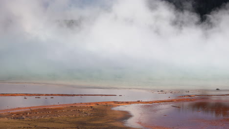 Dampf-Aus-Heißen-Hydrothermalen-Quellen,-Die-Sich-über-Einem-Natürlichen-Pool-Bewegen,-Yellowstone-Nationalpark,-Wyoming,-USA,-Panorama,-Vollbild