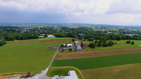 Amische-Landschaft-Und-Bauernhöfe,-Wie-Sie-Von-Einer-Bt-Drohne-Gesehen-Werden