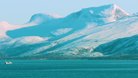 Toma-Cinematográfica-De-Un-Barco-De-Pesca-En-Un-Fiordo-En-Noruega