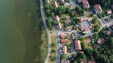 Stadt-Juokrante-In-Litauen-Mit-Bunten-Dächern,-Luftaufnahme-Von-Oben-Nach-Unten