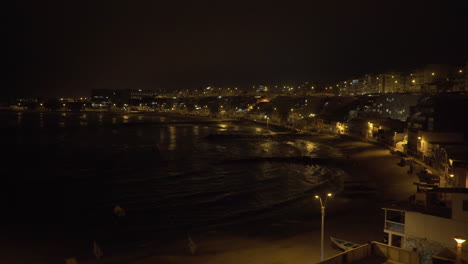 Eine-Nachtansicht-Von-San-Bartolo,-Lima,-Peru-Entlang-Der-Strandpromenade-Mit-Straßenlaternen-In-Der-Stadt