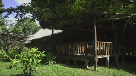 Filmische-Außenaufnahme-Des-Tambopata-Forschungszentrums-Im-Nationalreservat