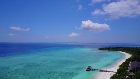 Paradiesische-Inseln-Auf-Den-Malediven,-Seichtes-Aquawasser-Ins-Tiefblaue-Meer