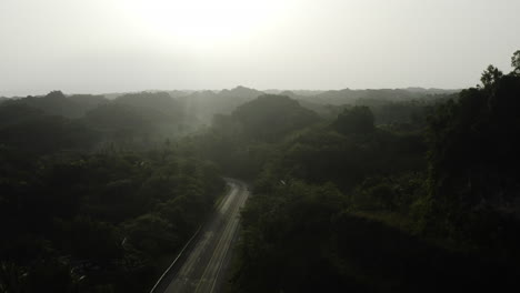 Abgelegene-Landstraße-Mit-Nebligem-Regenwald-In-Der-Nähe-Des-Nationalparks-Los-Haitises-In-Der-Dominikanischen-Republik