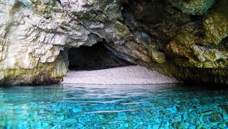 Cueva-Marina-En-Una-Hermosa-Playa,-Kefalonia,-Grecia---Tiro-Amplio