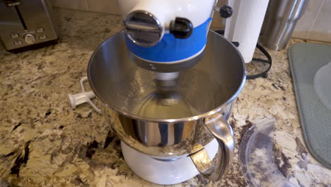 Stand-mixer-whisking-dough-on-the-kitchen-counter