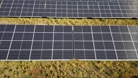 Panel-Solar,-Fotovoltaica,-Fuente-De-Electricidad-Alternativa---Concepto-De-Recursos-Sostenibles---Lateral-Aéreo