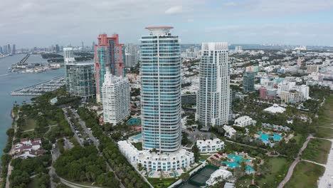Reverse-pullback-aerial-shot-of-South-Beach-in-Miami-Beach