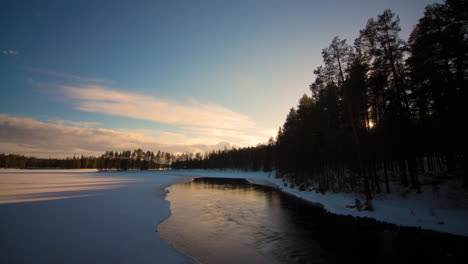 Hermoso-Lapso-De-Tiempo-De-Un-Lago-Congelado-En-Finlandia-Al-Atardecer