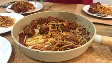 Spaghetti-Nudeln-Mit-Fleischbällchen-Und-Bolognese-Sauce