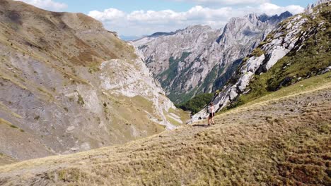 Mujer-Camina-Por-Senderos-De-Montaña-En-El-Parque-Nacional-De-Prokletije,-Montenegro---Círculo-Pan