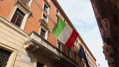 Italienische-Flagge-Bewegt-Sich-Langsam-Im-Wind