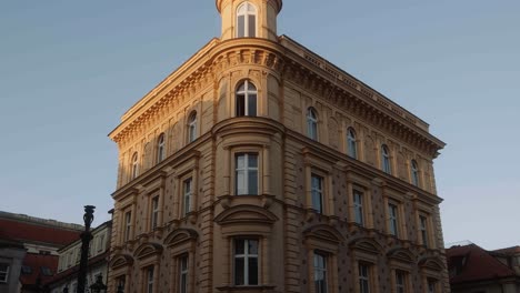 Langsames-Hochkippen-Eines-Schönen-Gebäudes-In-Prag,-Beeindruckendes-Design