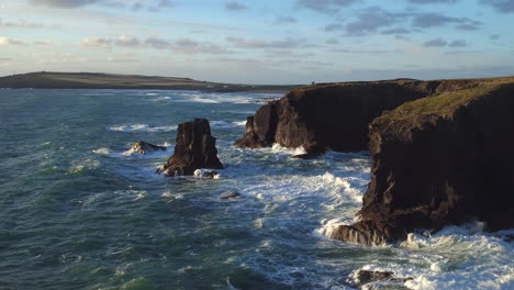 Atemberaubende-Filmische-Luftaufnahme-Einer-Zerklüfteten-Küste-Cornwalls