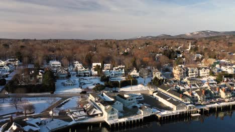 Luftrutsche-Nach-Rechts-über-Eine-Schneebedeckte-Innenstadt-Von-Camden-Maine-Bei-Sonnenaufgang