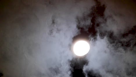 Heller-Mond-Mit-Sich-Bewegenden-Wolken