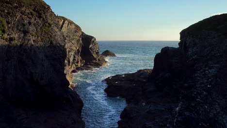 Atemberaubende-Filmische-Luftaufnahme-Durch-Eine-Bucht-In-Cornwall,-England
