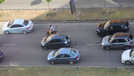 Vehículos-Que-Circulan-Por-La-Carretera-Asfaltada-Durante-El-Día-En-Kyiv,-Ucrania