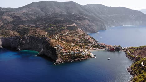Malerischer-Blick-Auf-Das-Dorf-Assos-An-Der-Westküste-Der-Insel-Kefalonia-In-Griechenland---Luftaufnahme