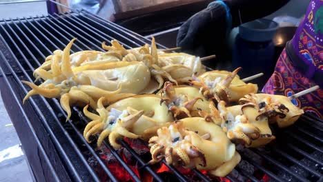 Frisch-Gegrillter-Tintenfisch-Auf-Einem-Kohleofen-Meeresfrüchte-Gegrilltes-Thailändisches-Straßenessen