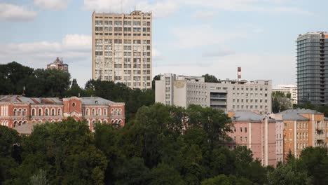 Panoramablick-Auf-Stadtbildgebäude-In-Kiew,-Ukraine-An-Einem-Sonnigen-Tag
