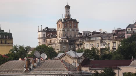 Edificios-De-Apartamentos-Tradicionales-En-La-Ciudad-De-Kyiv-En-Ucrania-Durante-El-Día