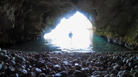 Hombre-Subiendo-En-El-Agua-Dentro-De-La-Cueva-En-La-Isla-De-Cefalonia,-Grecia