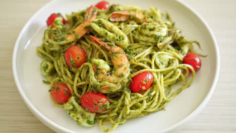 Espaguetis-Con-Mariscos-En-Salsa-Pesto-Casera---Estilo-De-Comida-Saludable