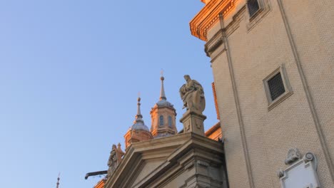 Türme-Und-Skulpturen-Der-Kathedrale-Basilika-Unserer-Lieben-Frau-Von-Der-Säule-Zur-Goldenen-Stunde-In-Zaragoza,-Spanien