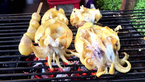 Frisch-Gegrillter-Tintenfisch-Auf-Einem-Kohleofen-Meeresfrüchte-Gegrilltes-Thailändisches-Straßenessen