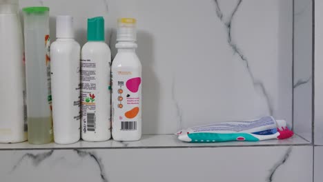 Flaschen-Shampoo,-Zahnpasta-Und-Zahnbürste-Im-Heimischen-Badezimmer