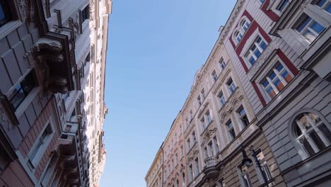 Blick-Auf-Die-Straße-Von-Wunderschönen-Gebäuden-In-Prag,-Tschechische-Republik,-Europa