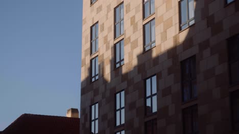 Arquitectura-Distintiva-De-Edificios-En-Praga,-República-Checa,-Tiro-Inclinado-Hacia-Arriba