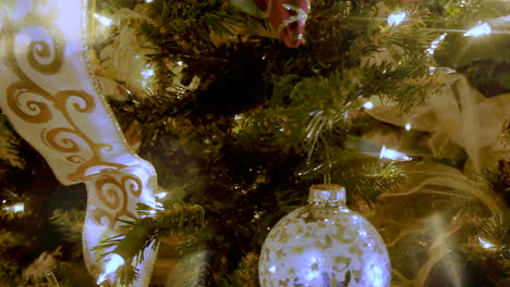 Primer-Plano-Deslizante-De-Un-árbol-De-Navidad-Decorado-Con-Fugas-De-Luz