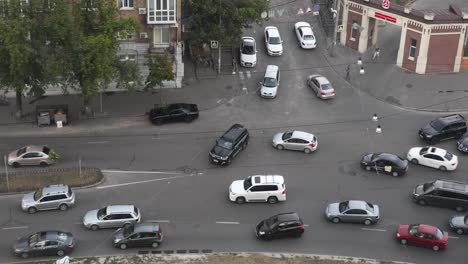 Fahrzeuge,-Die-An-Der-Kreuzungsstraße-In-Kiew,-Ukraine,-Die-Spur-Wechseln