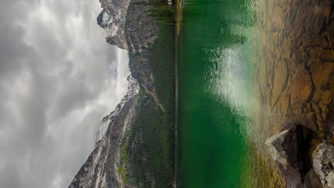 Lapso-De-Tiempo-Vertical-4k-Del-Lago-O&#39;hara,-Parque-Nacional-Yoho,-Canadá