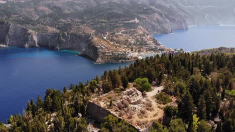 Erstaunliche-Landschaften-Des-Dorfes-Assos-Und-Blick-Auf-Die-Umliegenden-Berge-Von-Kephalonia-In-Griechenland---Luftaufnahme