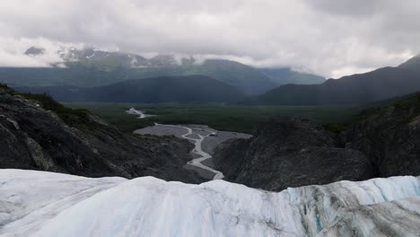 Vista-Aérea-Desde-Un-Glaciar-En-El-Bosque-Nacional-Tongass,-En-Alaska-Nublada