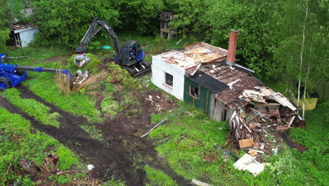 the-technical-relief-organization-THW-demolishes-a-house-with-a-wheel-loader