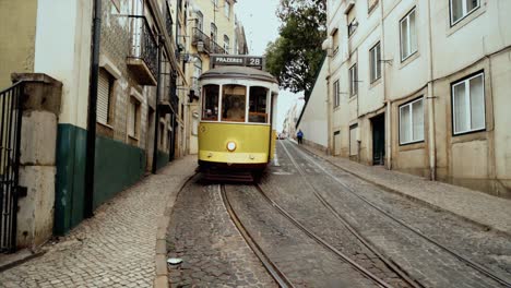 Portugal,-Lissabon,-Alte-Elektrische-Straßenbahnen