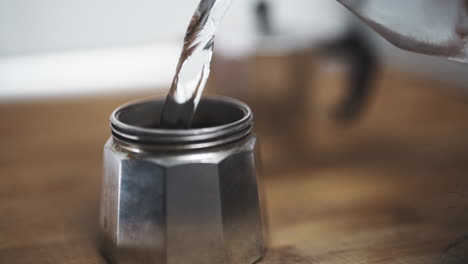 Mischen-Von-Wasser-In-Filterkaffeesieb-Kaffeemaschine-Wasserkocher