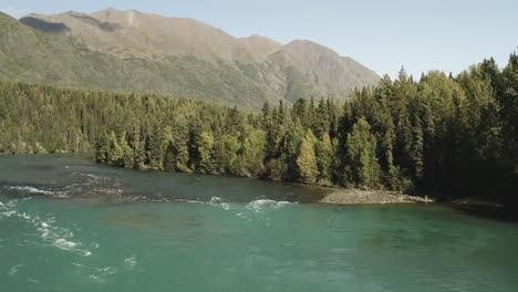 Klarer,-Unberührter-Wasserbergfluss-In-Alaska,-Luftaufnahme-Der-Natürlichen-Waldlandschaft-Unverschmutzte-Wildnis-Mutter-Erde