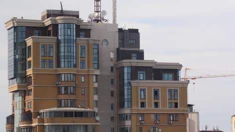 Edificio-Alto-Con-Exterior-Moderno-En-La-Ciudad-De-Kyiv,-Ucrania