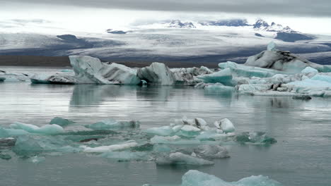 Icebergs-Float-On-Jokulsarlon-Glacier-Lagoon-In-Iceland---static-shot
