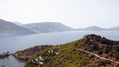 Kurvenreiche-Straße-In-Richtung-Der-Burg-Assos-Auf-Der-Insel-Cephalonia-Im-Westlichen-Griechenland