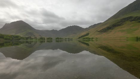 Buttermere-on-a-still-morning-with-Haystacks-in-the-distance,-Lake-District,-UK