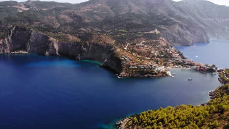 Azurblaues-Wasser-Der-Agia-Kyriaki-Bucht-Und-Herrliche-Landschaft-Von-Assos-In-Kefalonia-Griechenland---Luftaufnahme